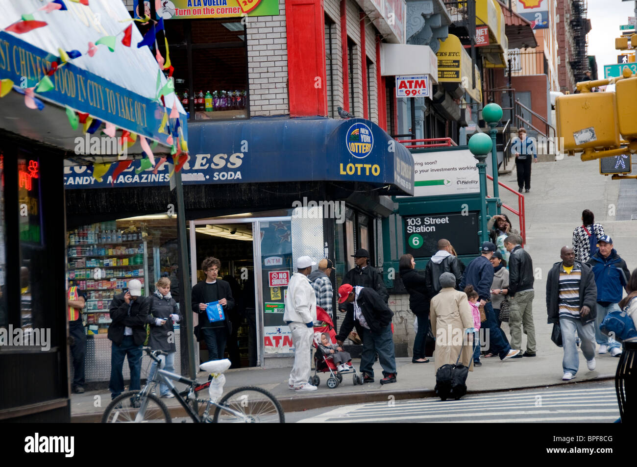East Harlem angolo di strada con la popolazione locale della comunità Foto Stock