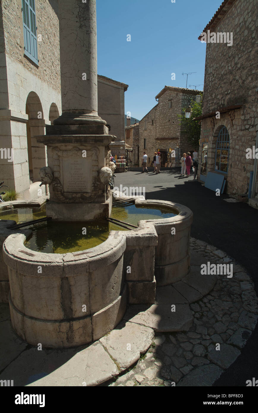 La fontana della comunità è stata spesso il solo posto dove trovare acqua nel villaggio. Foto Stock