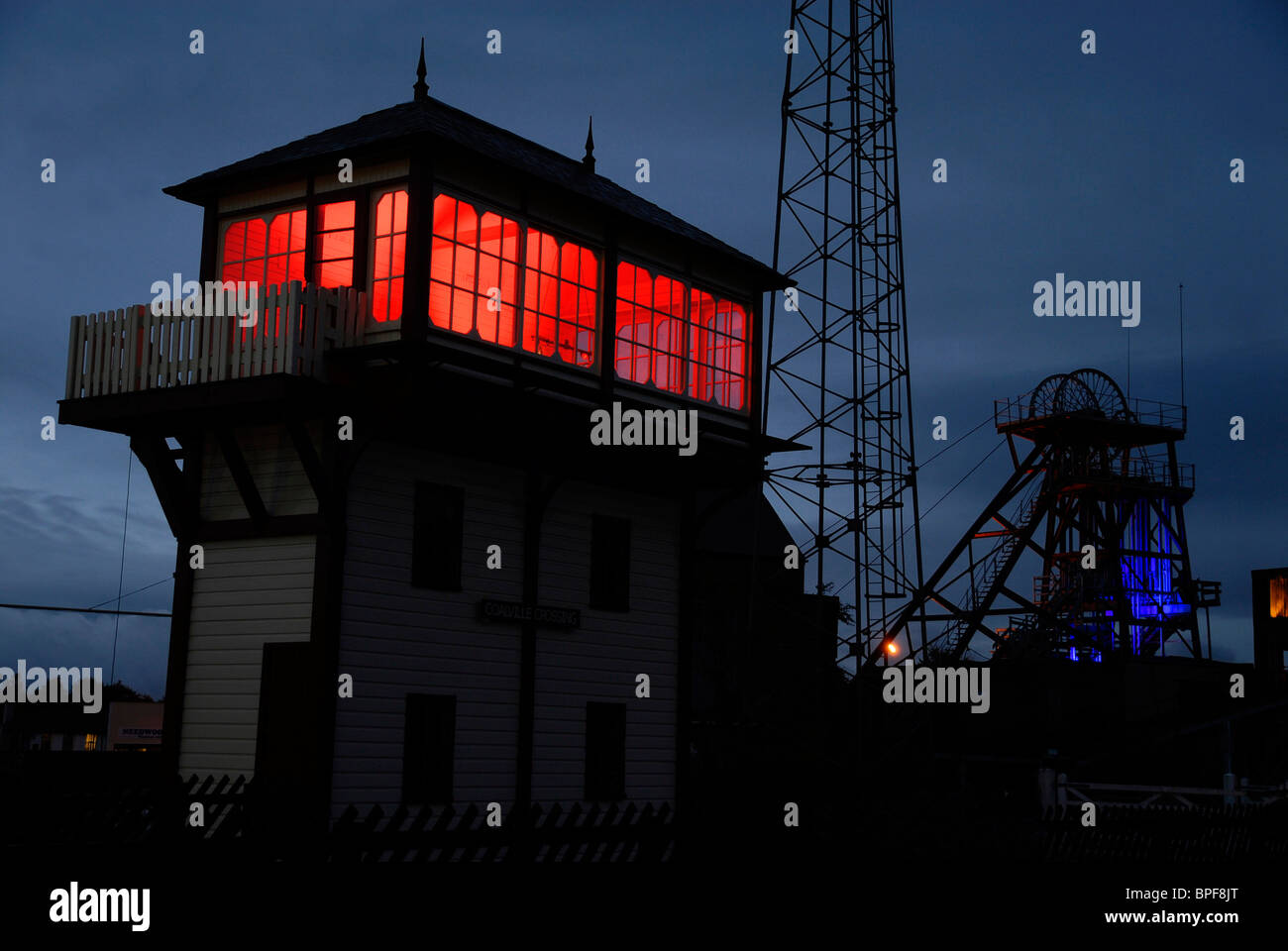 Elencate gli edifici illuminati da artista Maurice Maguire ,parte dell'Arts Council England progetto finanziato "trasformare" a Snibston. Foto Stock