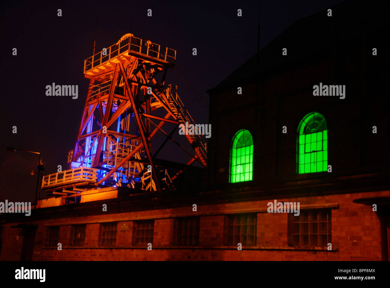 Elencate gli edifici illuminati da artista Maurice Maguire ,parte dell'Arts Council England progetto finanziato "trasformare" a Snibston. Foto Stock