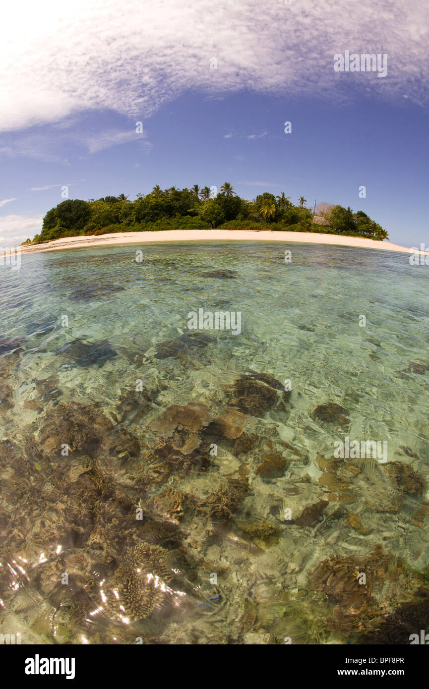 Piccola e bella isola tropicale (Storm Island) nella laguna di Beqa, Beqa Island, Fiji. Obiettivo Fisheye Foto Stock