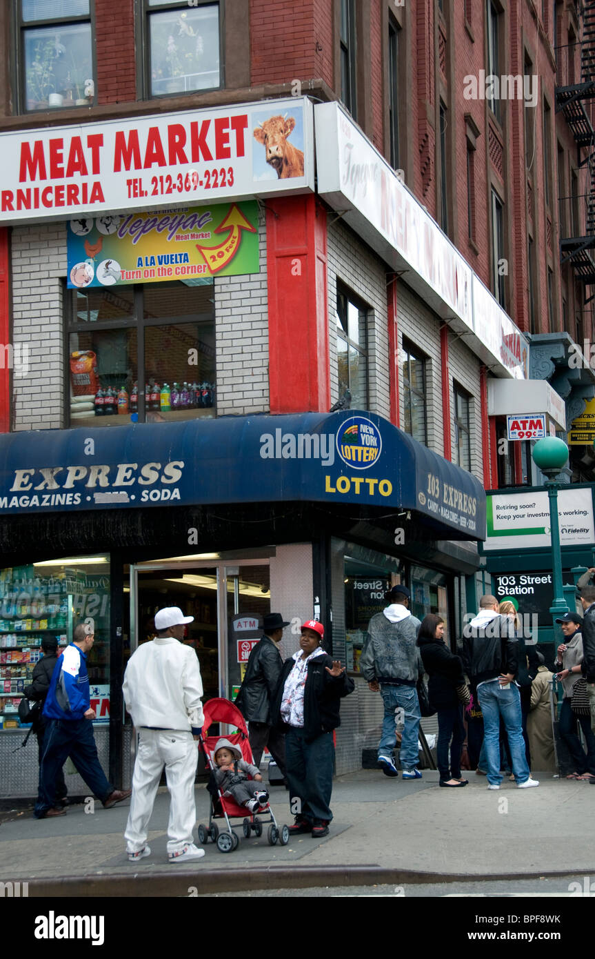 East Harlem angolo di strada con la popolazione locale della comunità Foto Stock