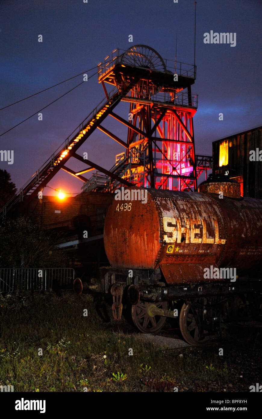 Elencate gli edifici illuminati da artista Maurice Maguire ,parte dell'Arts Council England progetto finanziato "trasformare" a Snibston. Foto Stock