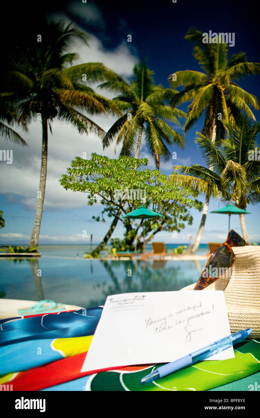 Cartolina, penna, cappello e occhiali. Bellissima vacanza tropicale a Beqa Lagoon Resort, spiaggia e piscina. Beqa Island, Isole Figi Foto Stock