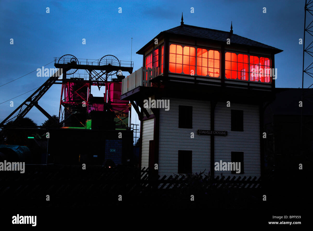 Elencate gli edifici illuminati da artista Maurice Maguire ,parte dell'Arts Council England progetto finanziato "trasformare" a Snibston. Foto Stock