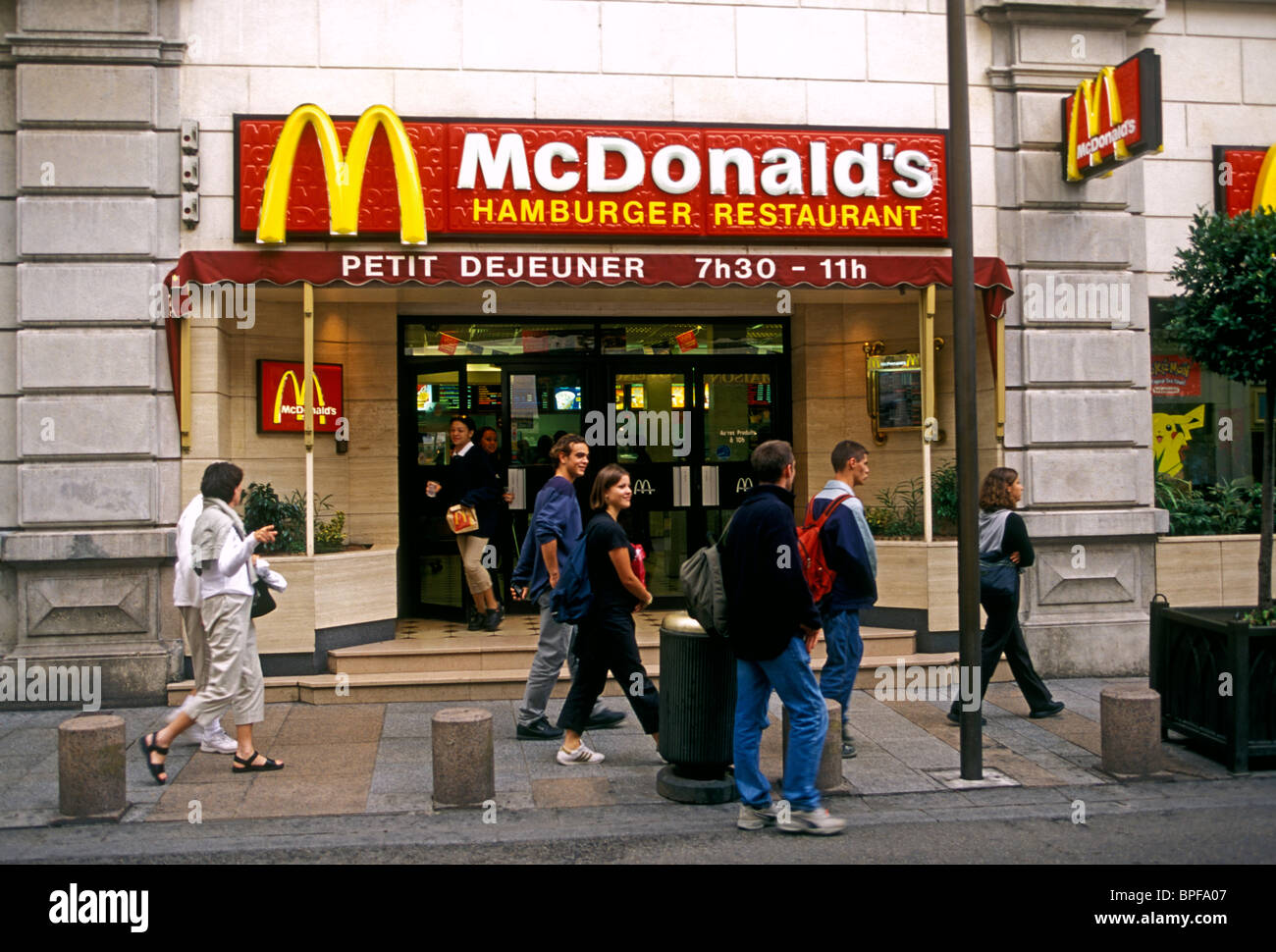 Il popolo francese, ristorante McDonald's, Rue de la Republique, città di Avignone, Avignone, Provence, Francia Foto Stock