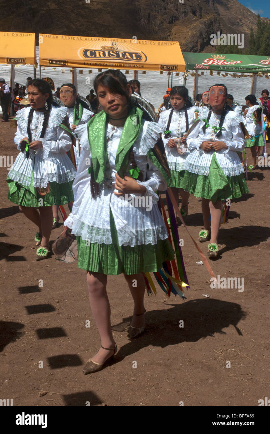 Un womens dancing gruppo lascia l'arena dopo la concorrenza nella Vergine Carmelo Festival, Pisac, Valle Sacra, Perù. Foto Stock