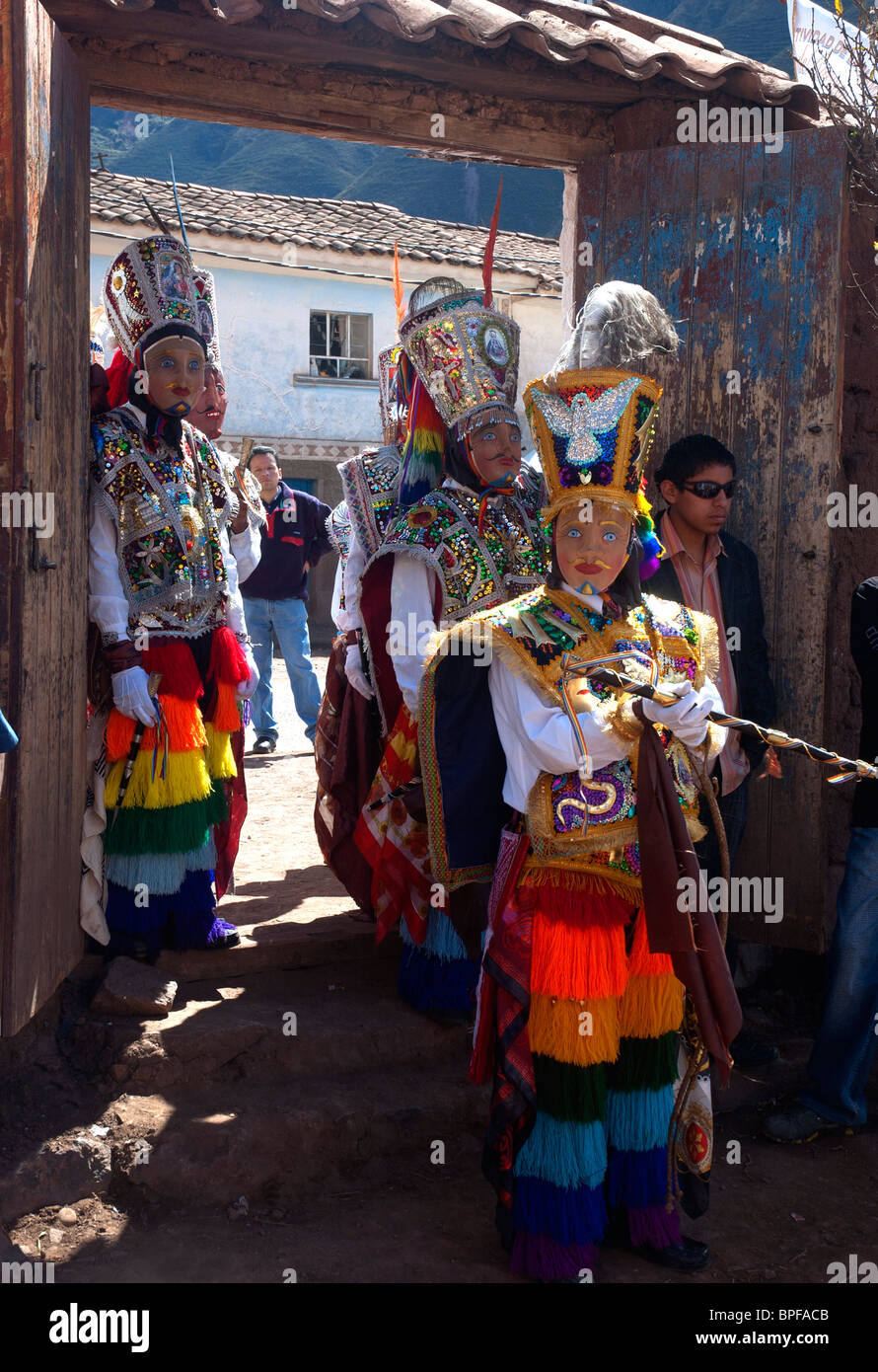 Una mens gruppo ballo lenters l'arena per competere nella Vergine Carmelo Festival, Pisac, Valle Sacra, Perù. Foto Stock