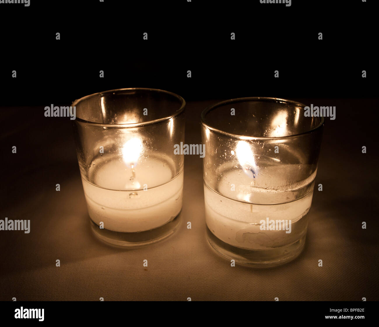Due candele accese. Foto Stock