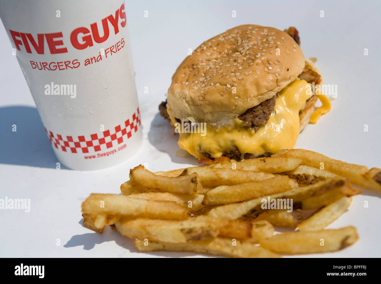 A cinque ragazzi bacon cheeseburger e patatine fritte. Foto Stock