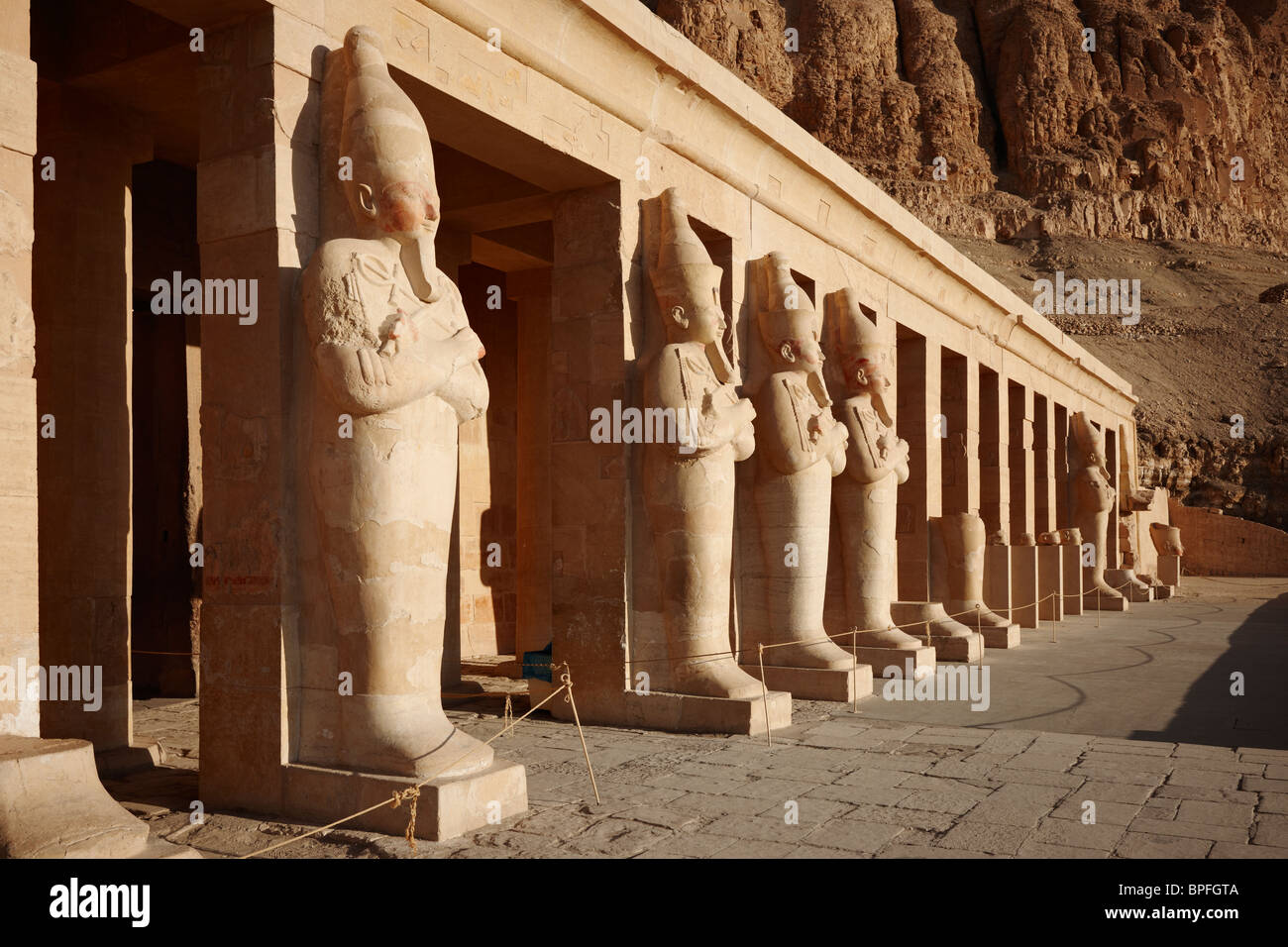 Statue di Osiride al tempio mortuario di Hatshepsut, Deir el-Bahari, Luxor, Tebe, l'Egitto, in Arabia, in Africa Foto Stock