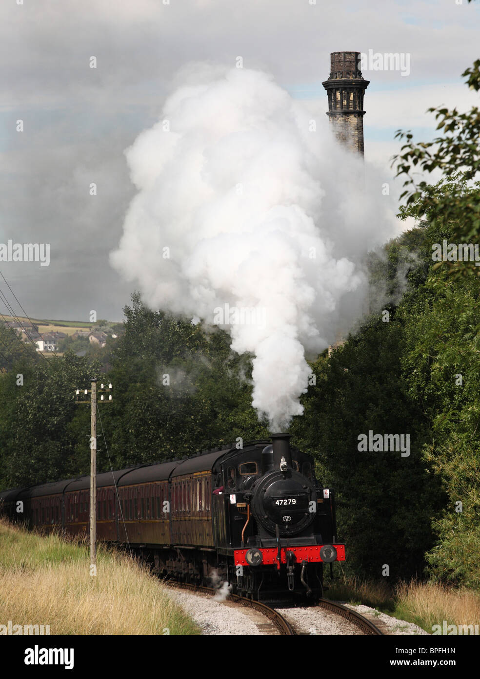 Serbatoio del motore 47279 salite in Haworth stazione sul Keighley e Worth Valley Railway, West Yorkshire, Inghilterra, Regno Unito Foto Stock