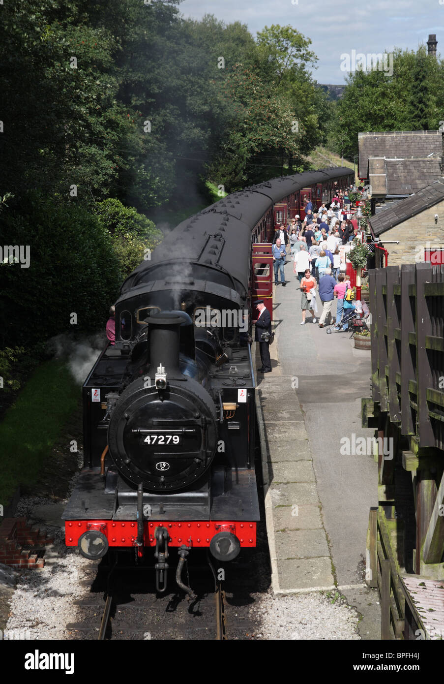 I passeggeri sbarcati da un treno a vapore a Haworth sul Keighley e Worth Valley Railway, nello Yorkshire, Inghilterra, Regno Unito Foto Stock