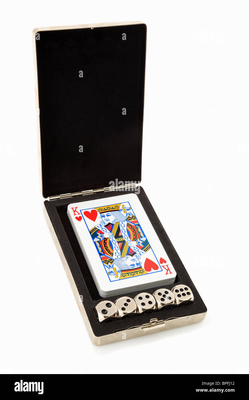 Mazzo di carte con il Re di Cuori e dadi. Foto Stock
