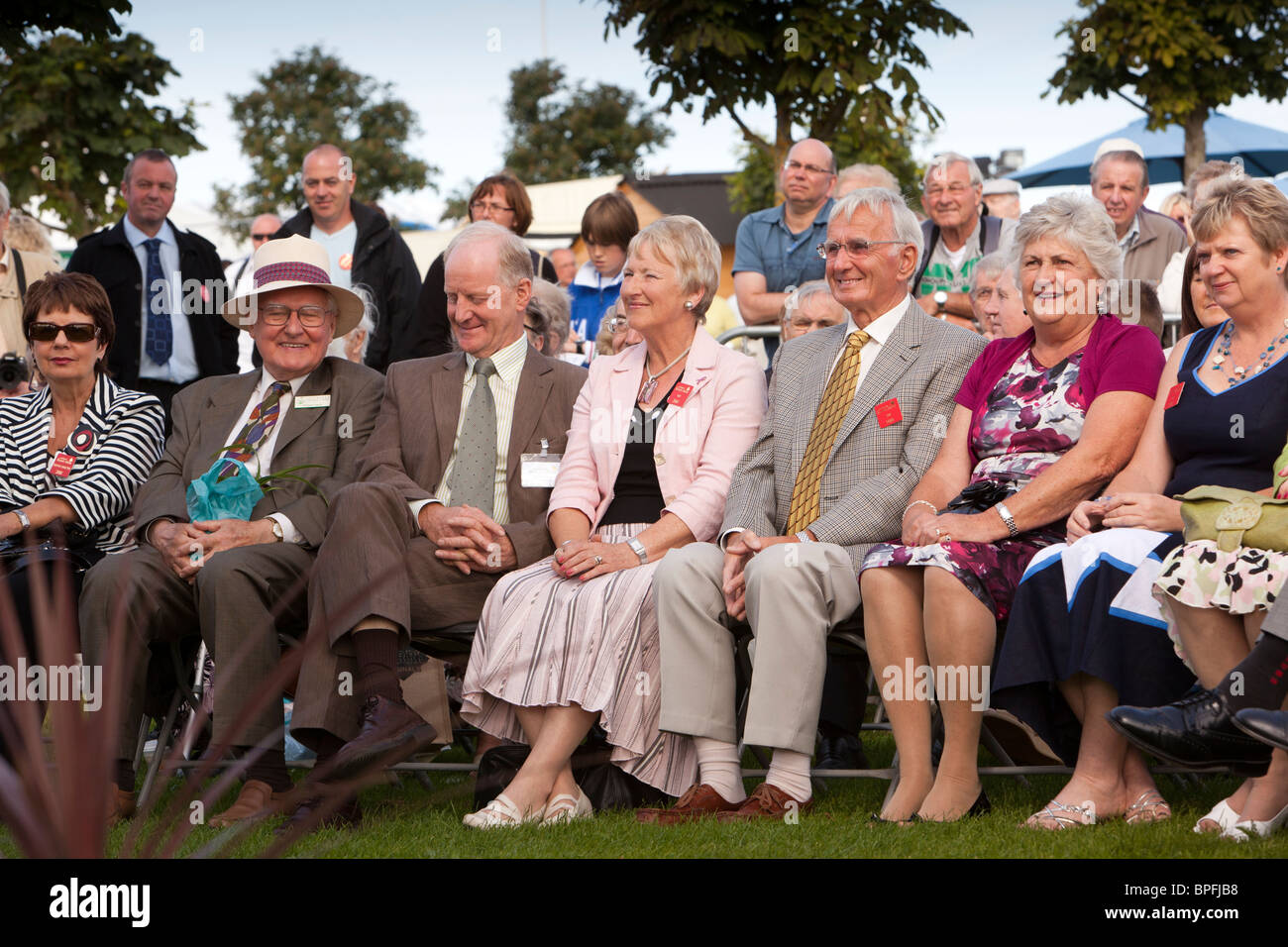Regno Unito, Inghilterra, Merseyside Southport Flower Show, Victoria Park, ospiti VIP ascolto al discorso di apertura Foto Stock