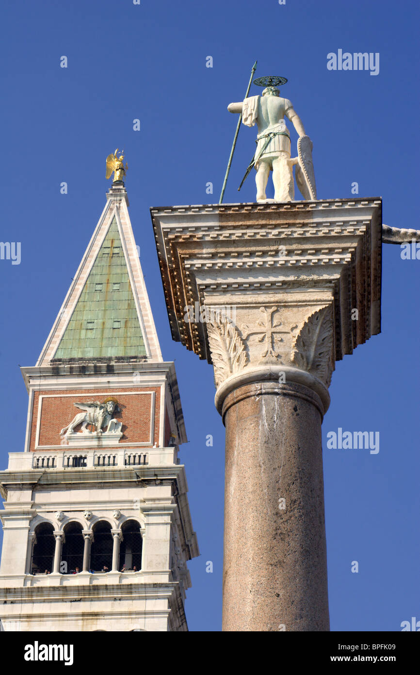 Venezia - st. Contrassegnare la colonna e la torre campanaria Foto Stock