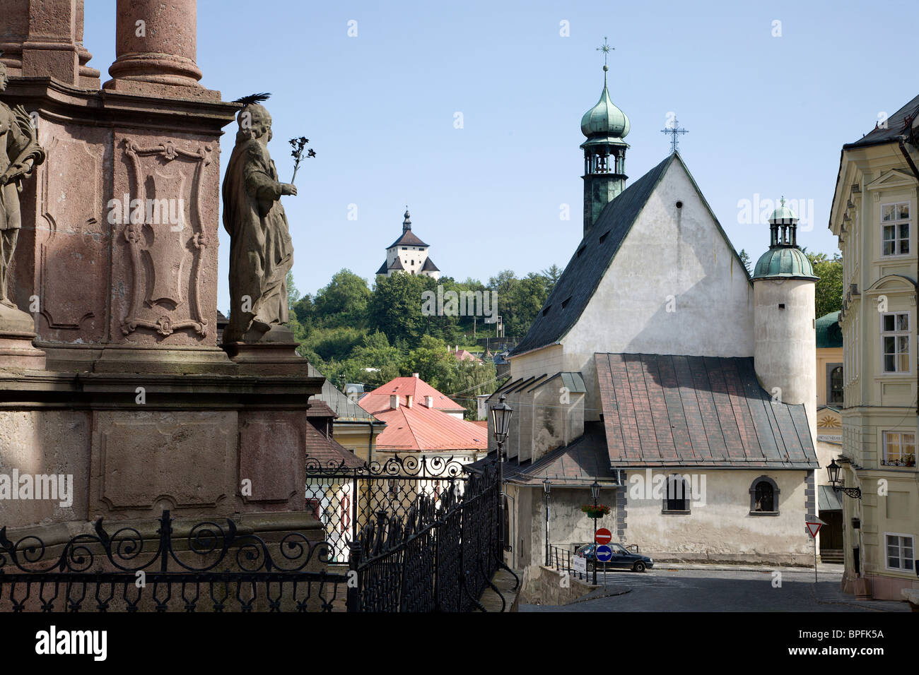 Banska Stiavnica - st. Trinity square - Katharine chiesa e Nuovo castello Foto Stock