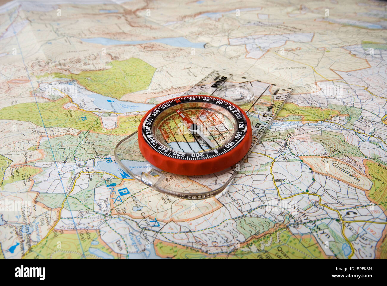 Bussola magnetica su una mappa Foto Stock