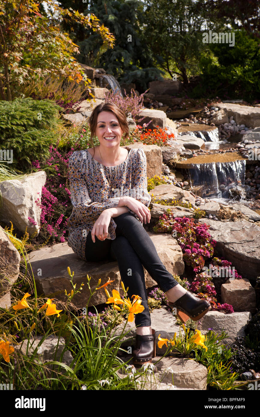 Regno Unito, Inghilterra, Merseyside Southport Flower Show, Victoria Park, attrice Suranne Jones seduti in giardino mostra Foto Stock