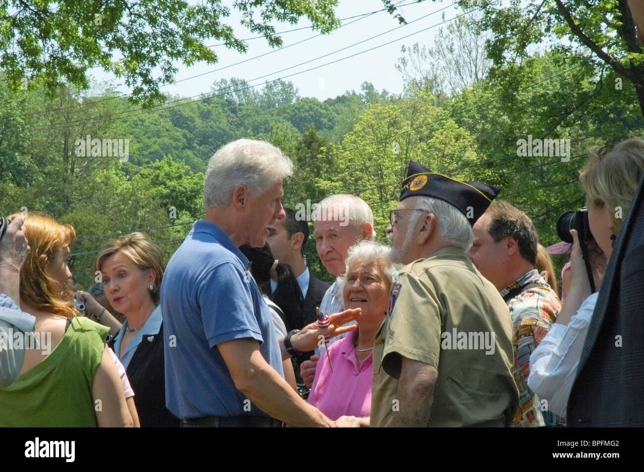 Bill Clinton e Hillary Clinton agitare le mani con la II Guerra Mondiale veterano dopo giorno memoriale della parata in Chappaqua NY Foto Stock