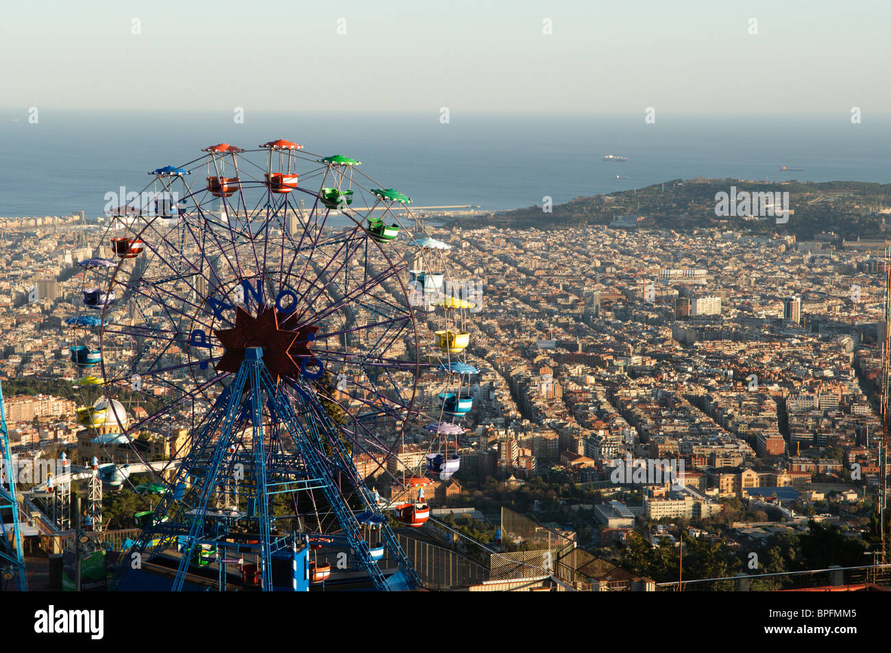 Ruota panoramica nel parco di divertimenti di Tibidabo, Montjuic Barcellona,  Spagna Foto stock - Alamy