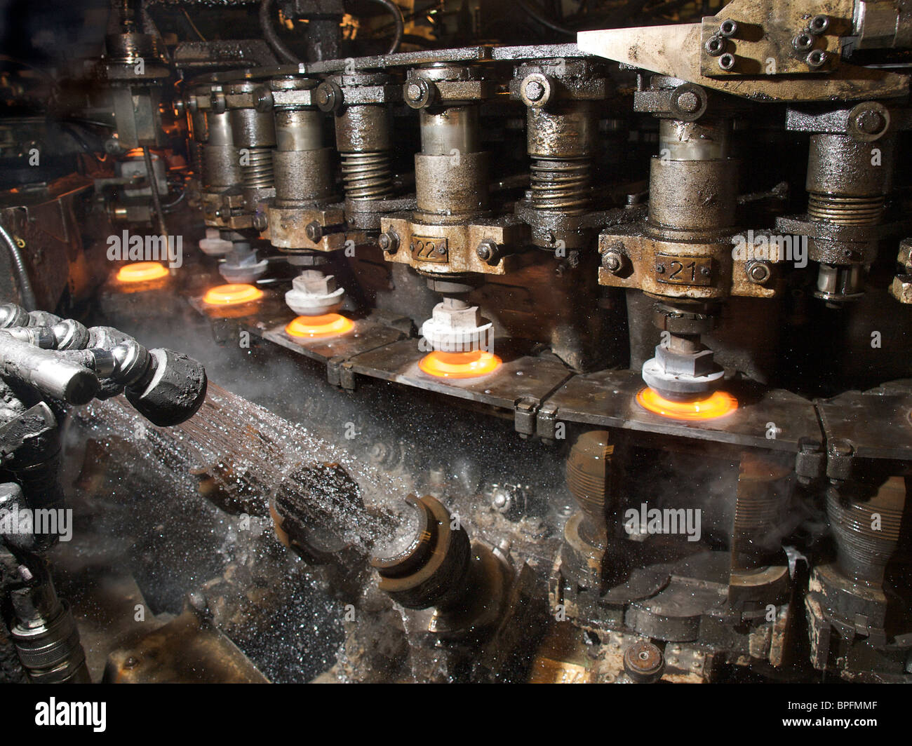 La macchina che fa di bicchieri di vino utilizzando una goccia di vetro fuso e uno stampo. Libbey fabbrica del vetro, Leerdam, Paesi Bassi Foto Stock