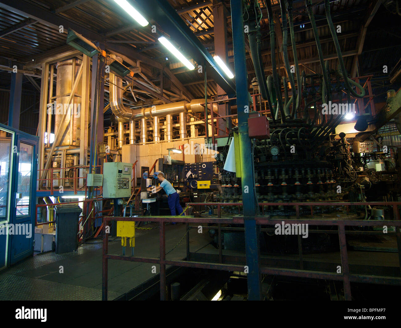 Libbey fabbrica di vetro di Leerdam, Paesi Bassi, con il grande forno di fusione del forno sulla sinistra Foto Stock