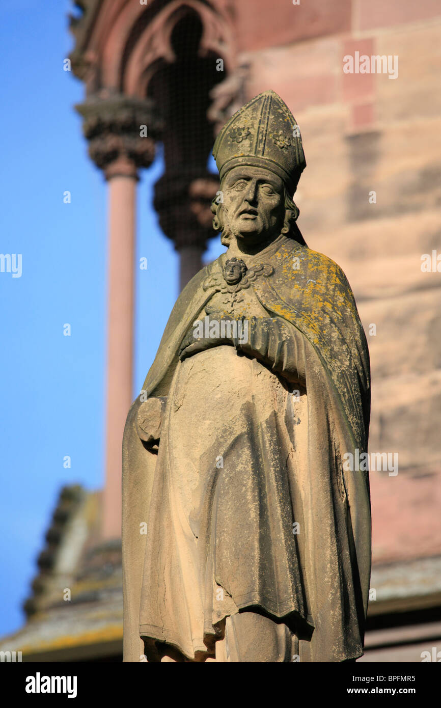 Statua di un Vescovo, Freiburg Münster, Baden Wurtemburg, Germania Foto Stock