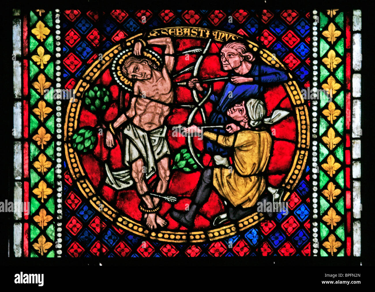 Una vetrata raffigurante il Martirio di San Sebastiano, Freiburg Münster, Baden Wurtemburg, Germania Foto Stock