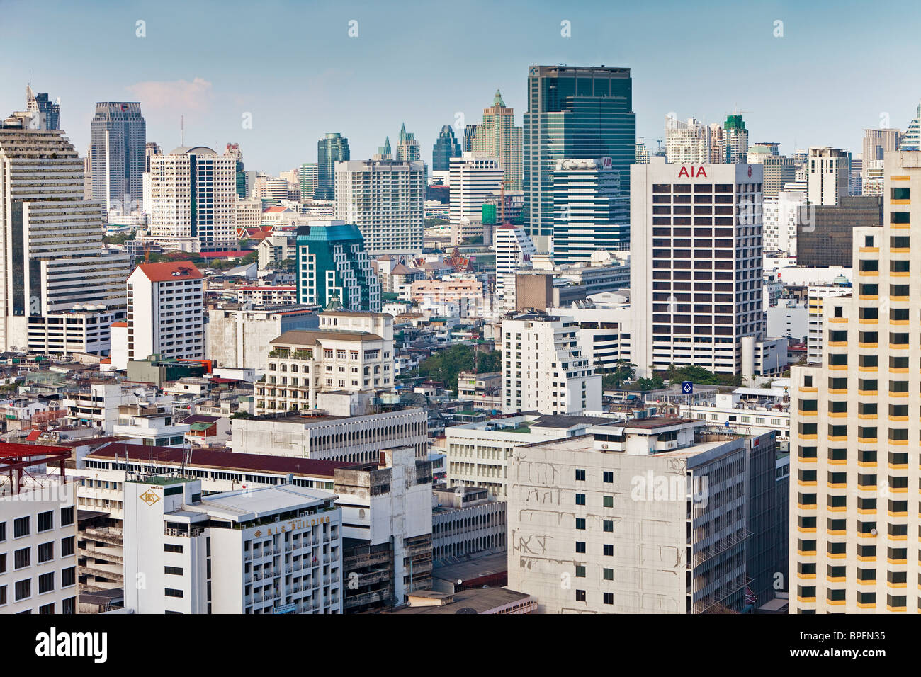 Moderno skyline della città guardando verso il quartiere di Sukhumvit Bangkok, Thailandia, Sud-est asiatico Foto Stock