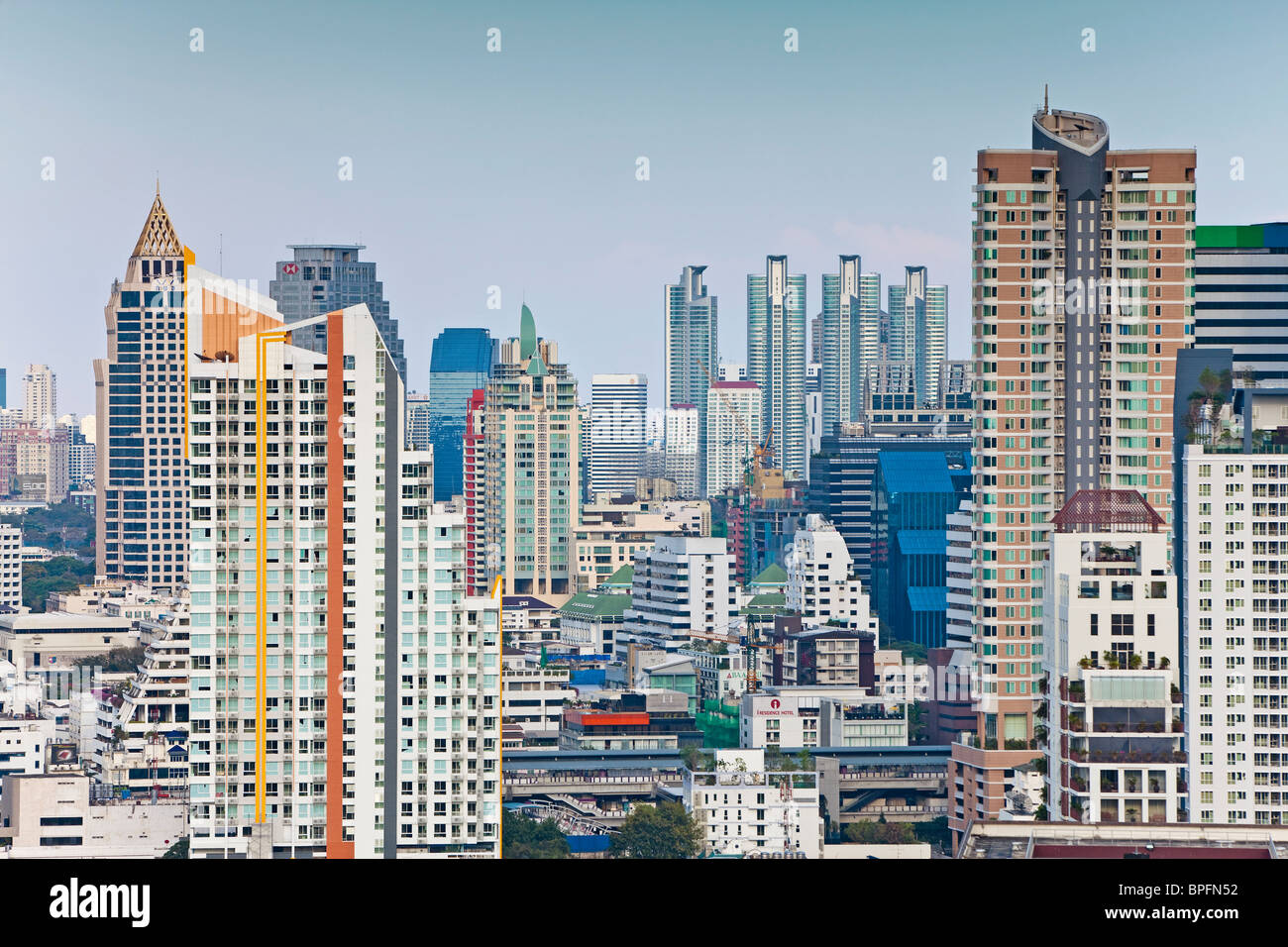 Moderno skyline della città guardando verso il quartiere di Sukhumvit Bangkok, Thailandia, Sud-est asiatico Foto Stock