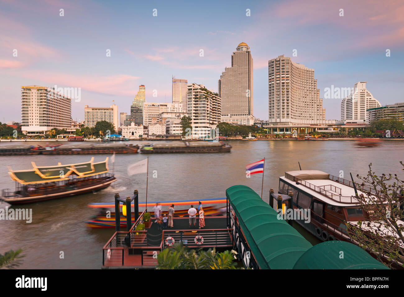 Il fiume Chao Phraya e il moderno skyline di Bangkok, Bangrak district, Bangkok, Thailandia, Sud Est asiatico Foto Stock