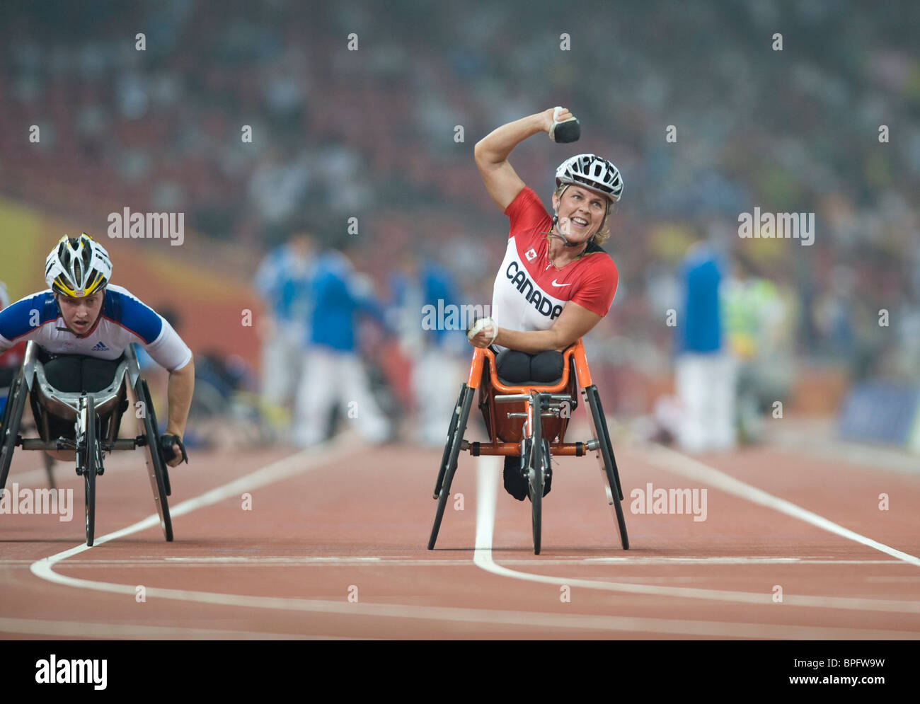 Canada's Diane Roy vince un crash-sfigurato T54 di 5000 metri che ha visto 6 concorrenti non finire a i Giochi paralimpici di Pechino Foto Stock