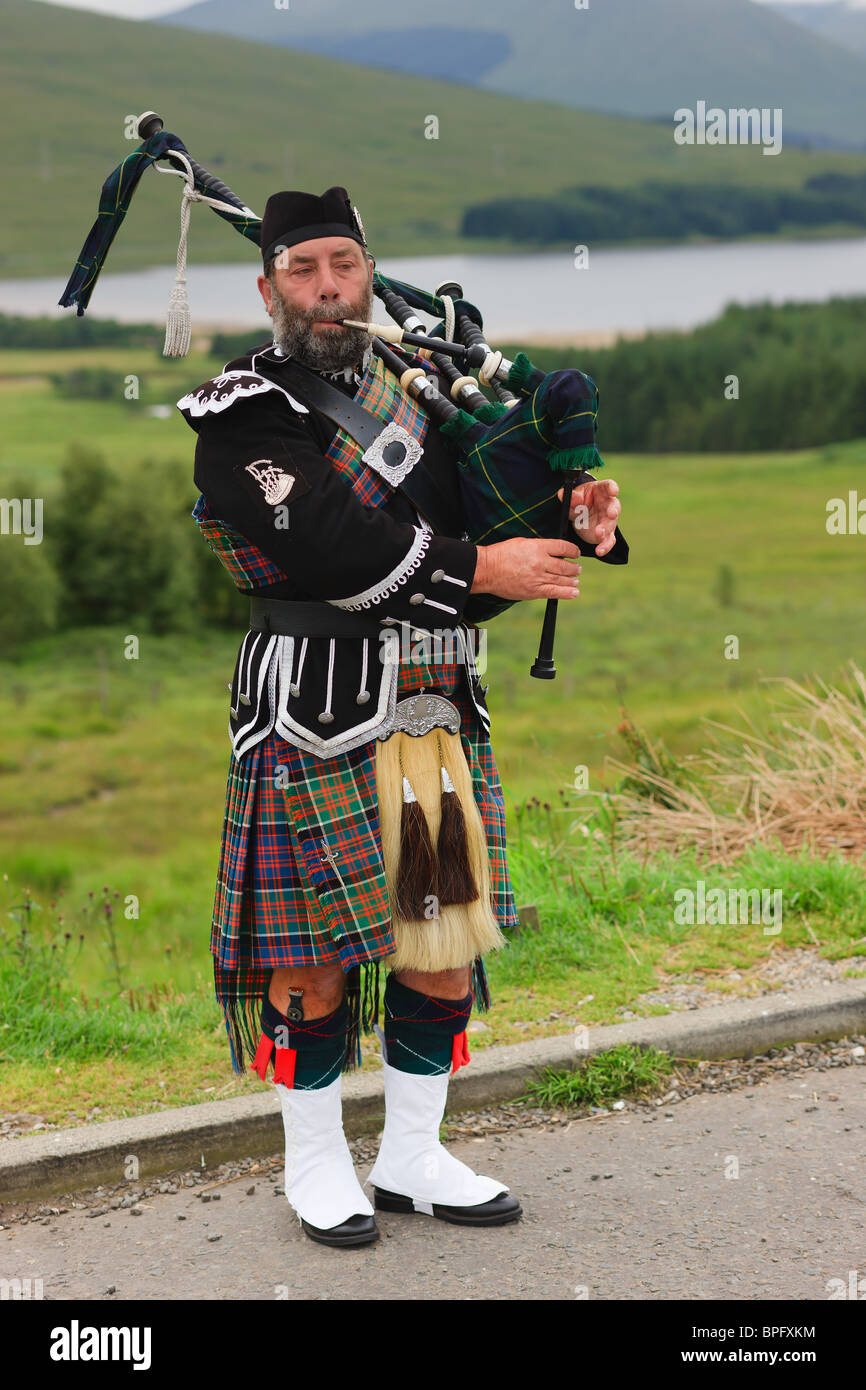 Cornamuse player sulle Highlands scozzesi Foto Stock