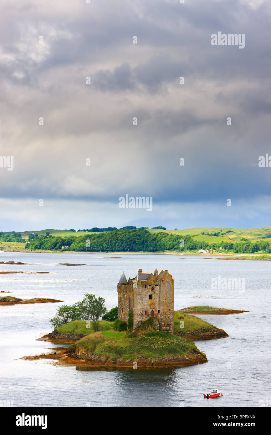 Castle Stalker è una di quattro piani casa torre o mantenere pittorescamente adagiato su di un isolotto di marea sul Loch latch, un ingresso off Loch Linnhe Foto Stock