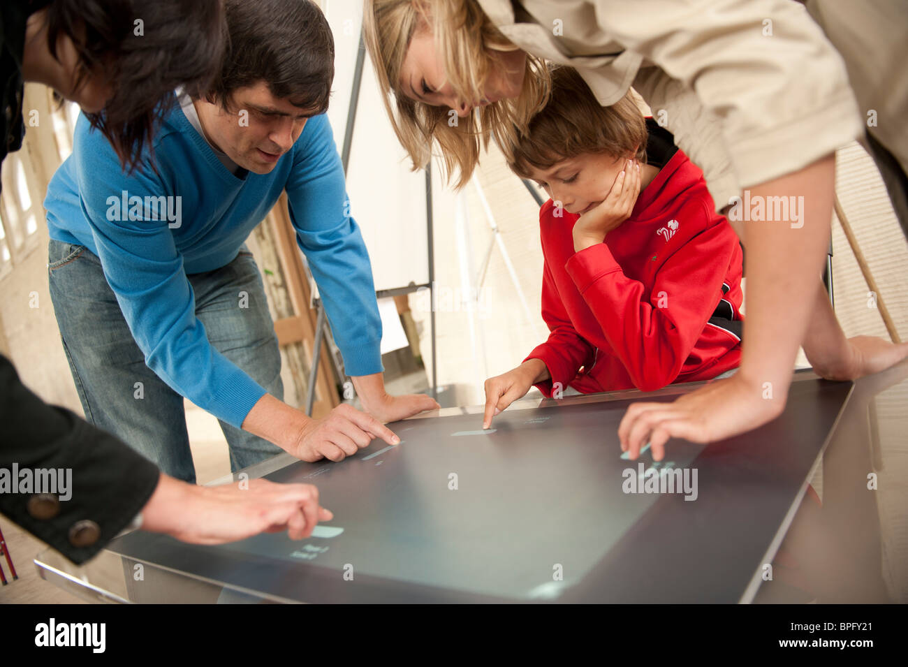 Una famiglia giocando retrò video gioco della scienza pavilion dell'Eisteddfod nazionale del Galles, Ebbw Vale 2010 Foto Stock
