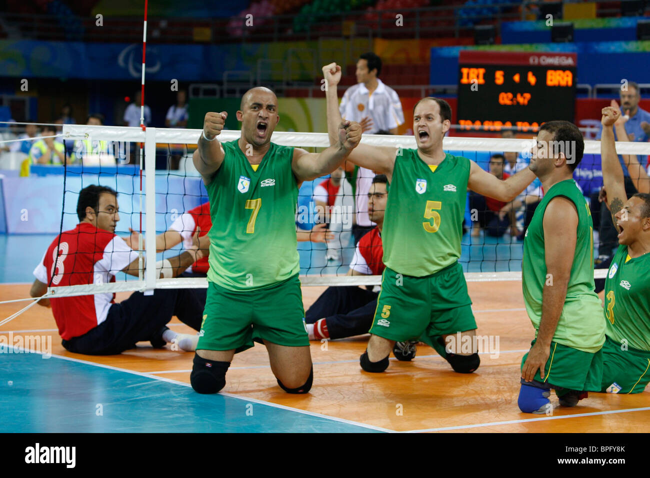 Squadra brasiliana celebra il punto contro la Repubblica islamica dell Iran in uomini seduti pallavolo presso il Beijing Giochi Paralimpici Foto Stock