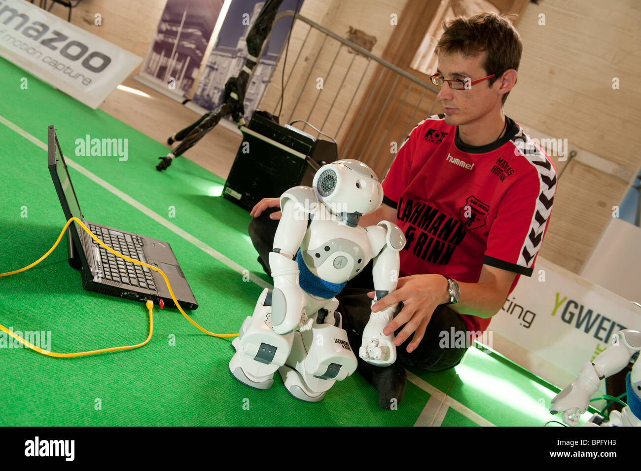 Lo scienziato di computer di programmazione di un robot NAO a giocare a calcio all'Eisteddfod nazionale del Galles, Ebbw Vale 2010 Foto Stock