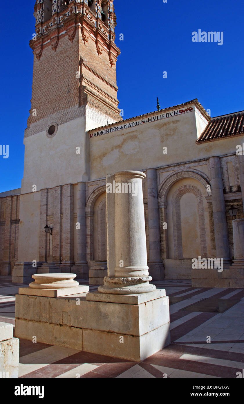 San Giovanni Battista cortile (Iglesia de San Juan), Ecija, provincia di Siviglia, in Andalusia, Spagna, Europa occidentale. Foto Stock