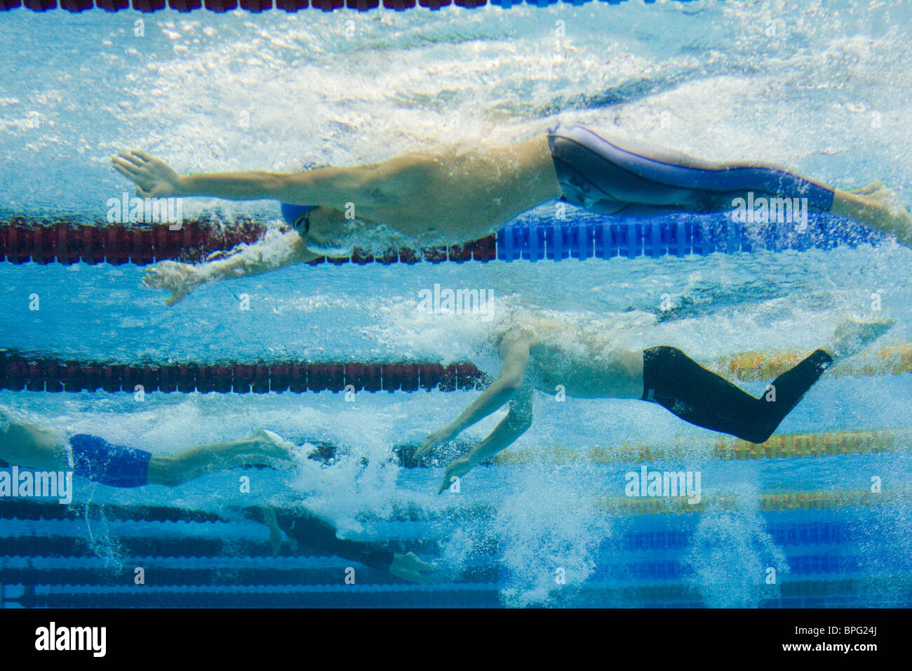 Vista subacquea di uomini 100-meter butterfly calore nel Cubo Acqua piscina presso i Giochi Paralimpici a Pechino in Cina Foto Stock