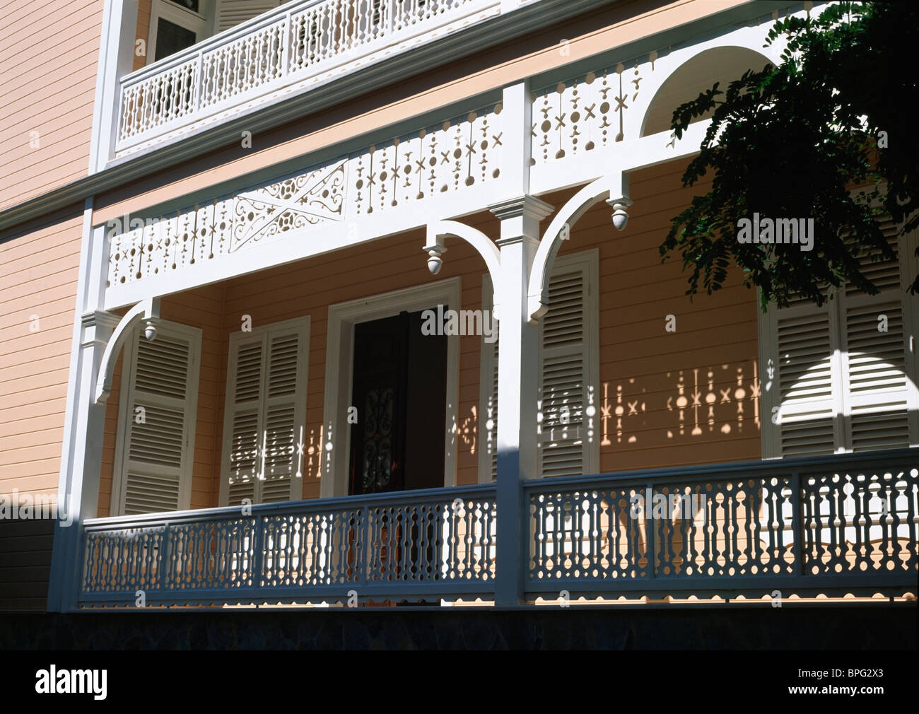 Il balcone della tradizionale casa cittadina turca con persiane in Windows Foto Stock