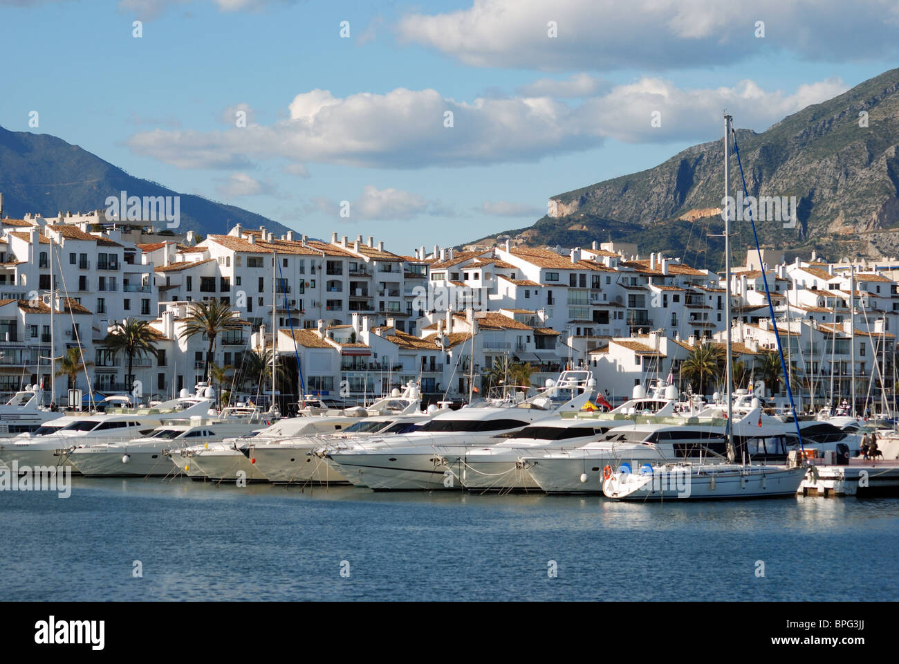 Vista della zona del porto, Puerto Banus a Marbella, Costa del Sol, provincia di Malaga, Andalusia, Spagna, Europa occidentale. Foto Stock