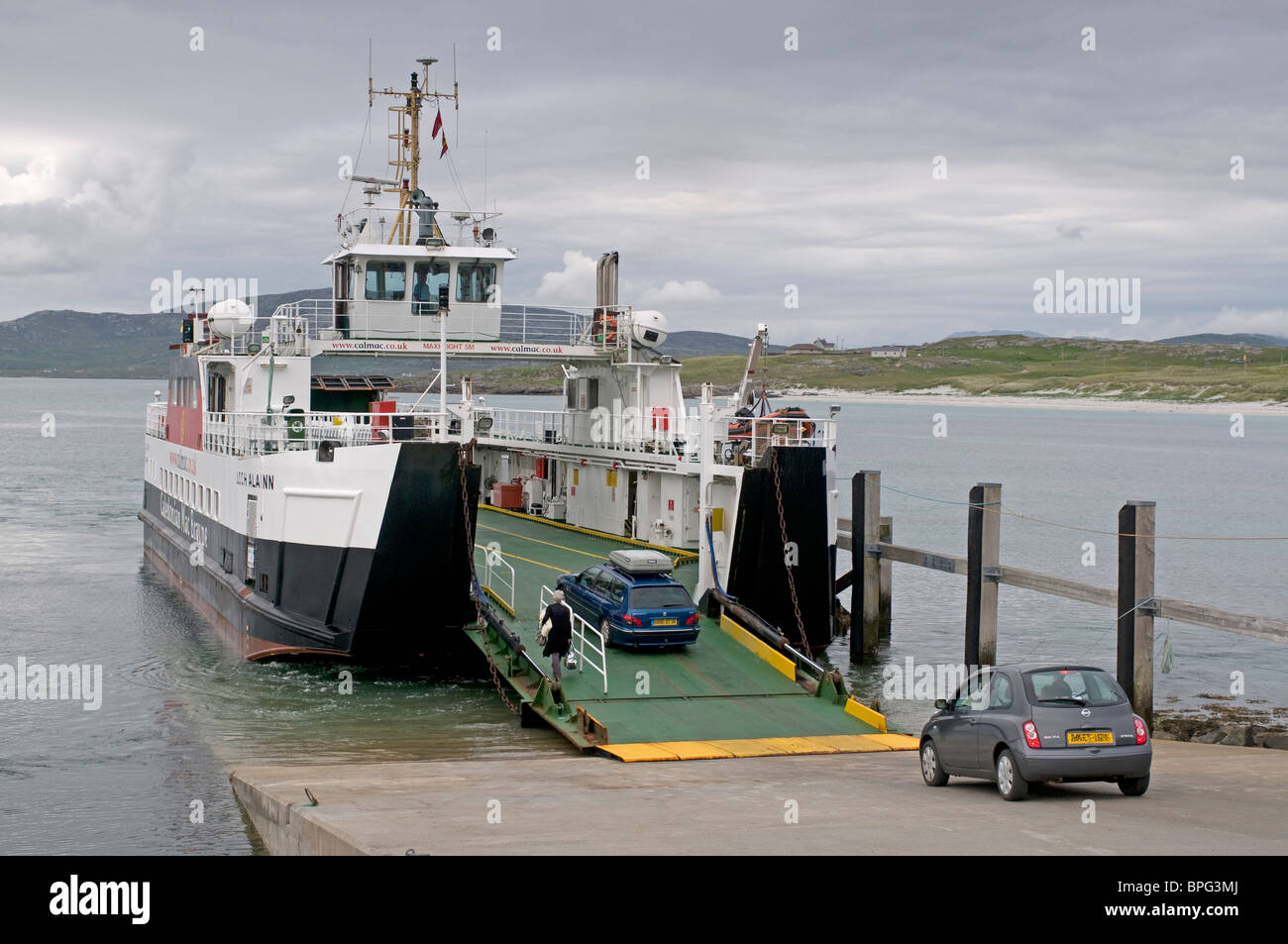 Il veicolo passeggeri traghetto MV Loch Alainn arrivando Eriskay dal delle Ebridi Isle of Barra. La Scozia. SCO 6479 Foto Stock