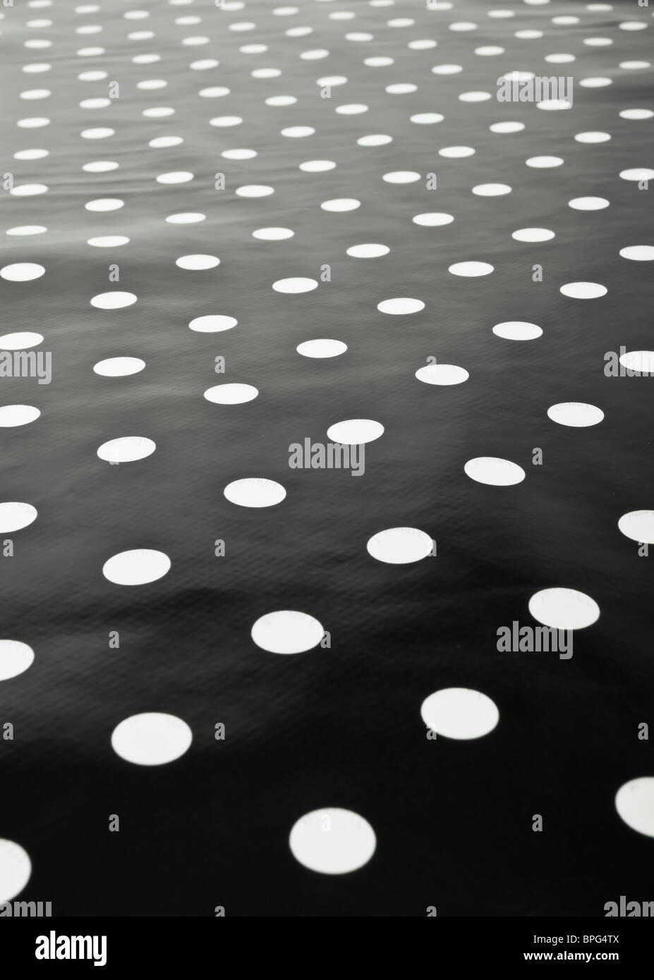 In bianco e nero a macchie polka dot sfondo. Foto Stock