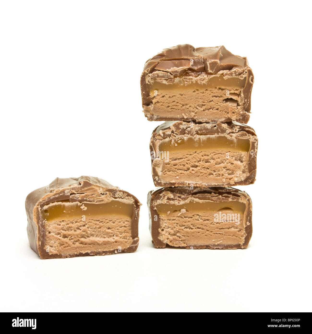 Abstract pila di caramello e cioccolato Bar tagliata a fette isolato su bianco. Foto Stock