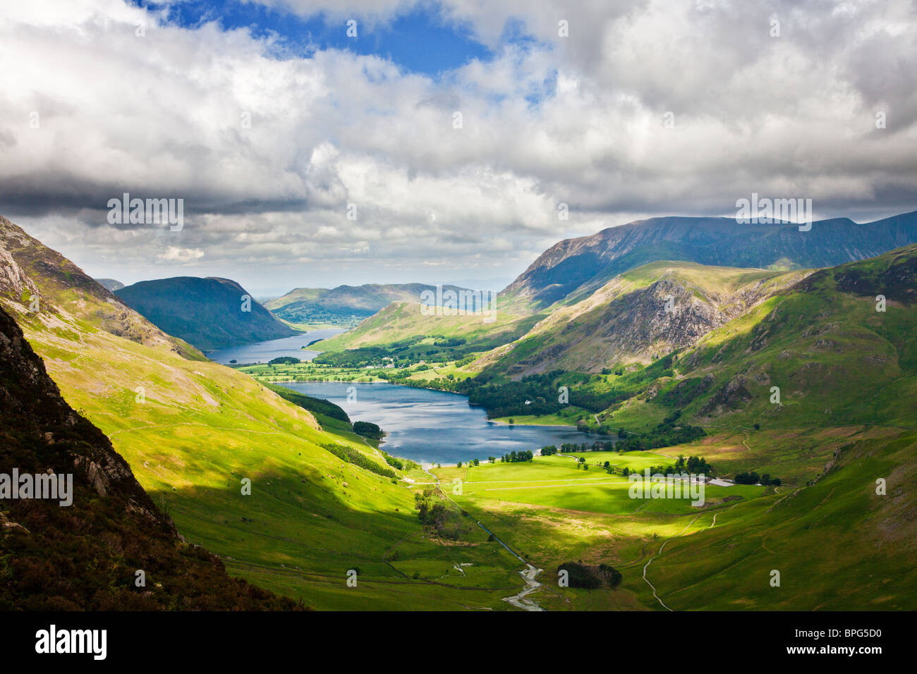 Vista su Buttermere & Crummock acqua dal percorso Haystacks, Parco Nazionale del Distretto dei Laghi, Cumbria, England, Regno Unito Foto Stock