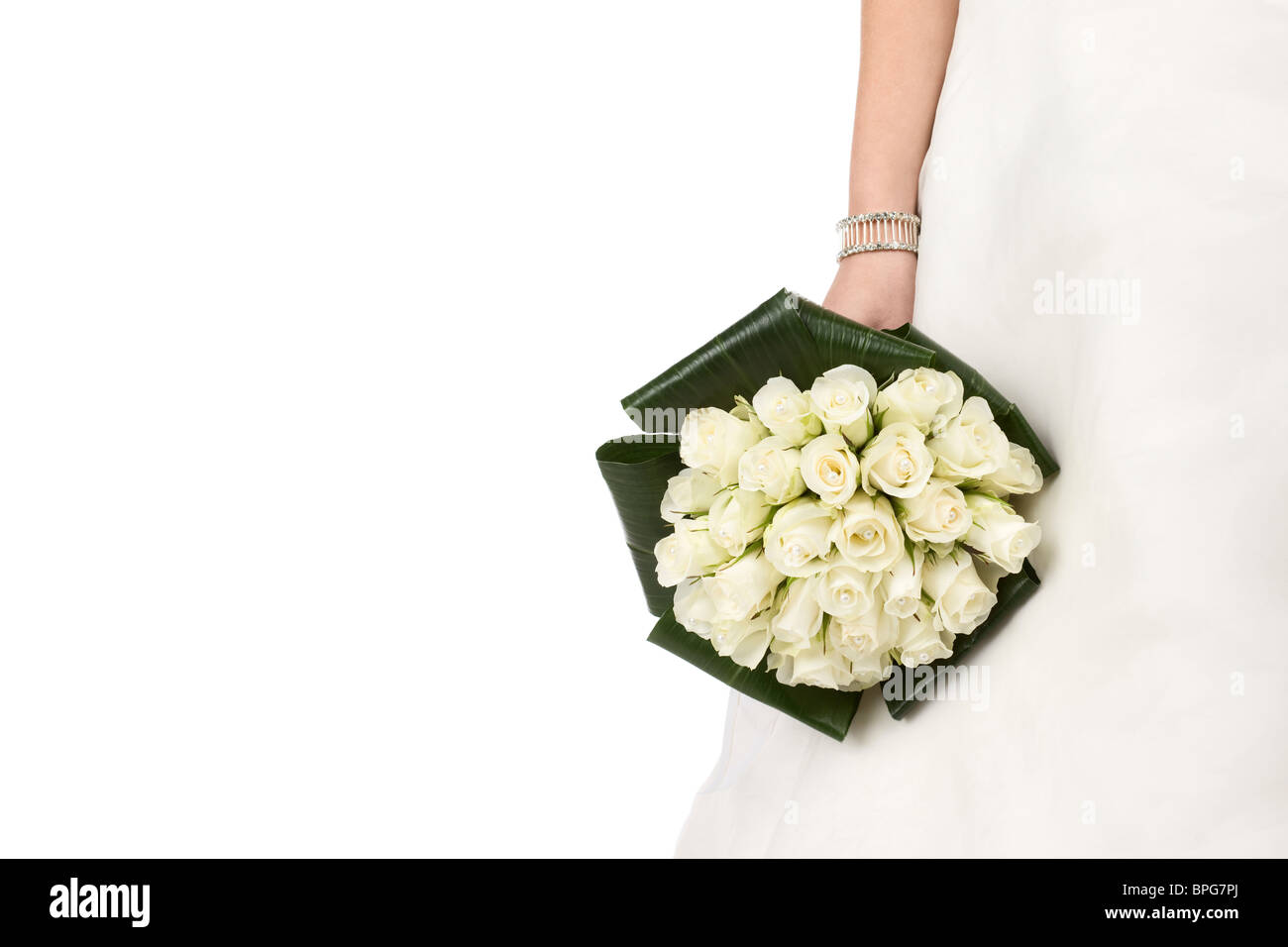 Sposa tenendo un matrimonio bouquet di rose bianche Foto Stock
