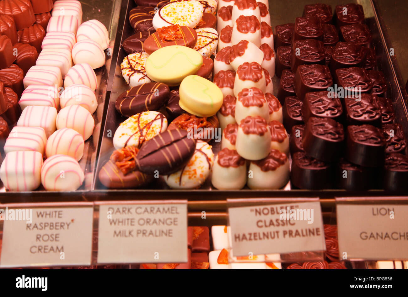 Cioccolatini e dolciumi su scaffali in uno specialista sistemazione shop a Salisbury, Wiltshire, Inghilterra, Regno Unito Foto Stock