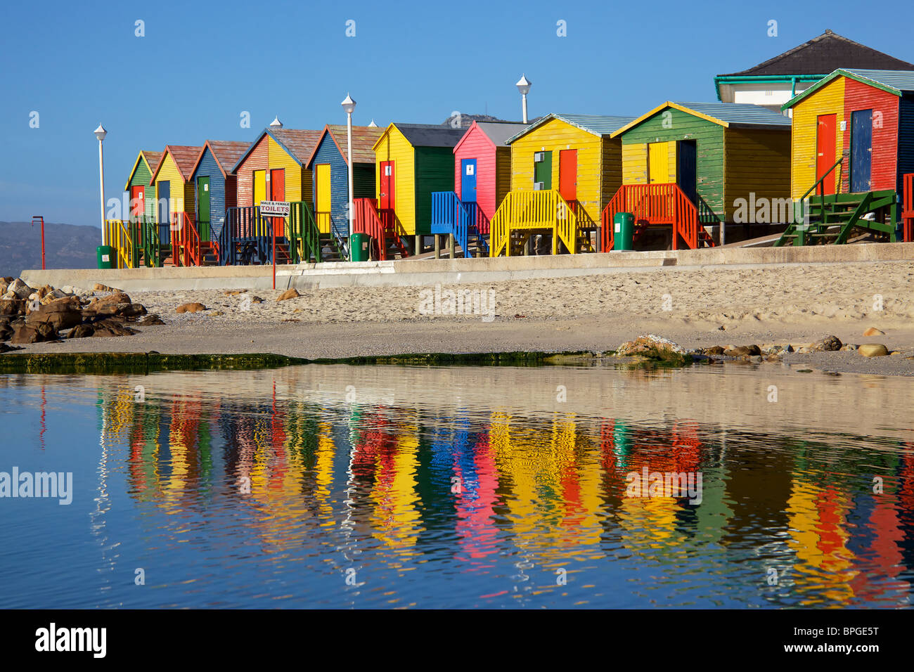 Dipinto luminosamente in legno capanne di balneazione presso il St James Beach, vicino a Città del Capo, Sud Africa. Foto Stock