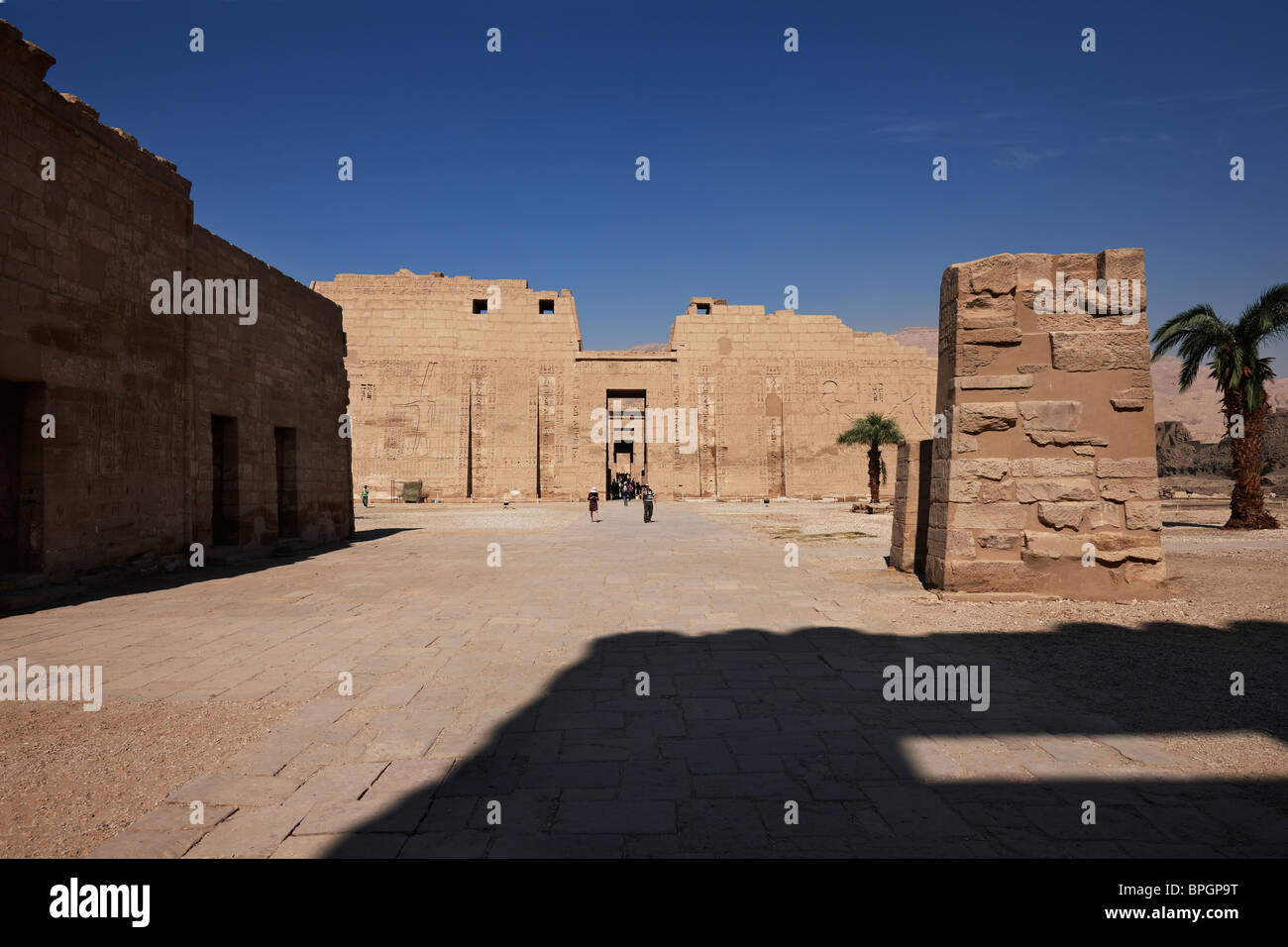 Primo pilone all'interno del tempio mortuario di Ramesse III a Medinet Habu, Luxor, Egitto, Africa Foto Stock